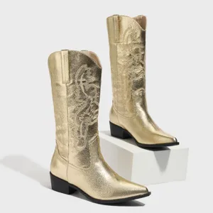 Stivali western da cowboy dorati metallici con punta affilata e tacco largo. Design ricamato.