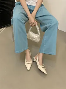 Elegantes zapatos de tacón slingback con punta y lazo, calzado chic para mujeres modernas.