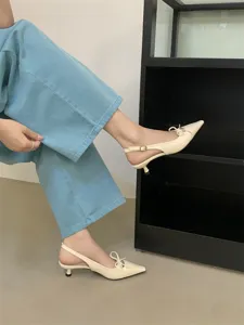 Zapatos de tacón destalonados con lazo, elegantes tacones puntiagudos de color beis.