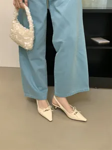 Zapatos slingback de tacón bajo puntiagudos con lazo para mujer, elegante calzado nude.