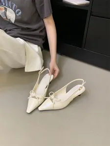 Elegantes zapatos slingback de punta fina con lindo detalle de lazo para lucir chic.