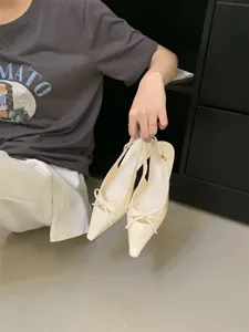 Chic zapatos slingback nude de punta fina para mujer, con un lazo delicado y tacón elegante ideal.