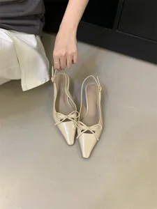 Elegantes zapatos slingback beige de punta fina con lazo delicado para un estilo chic.