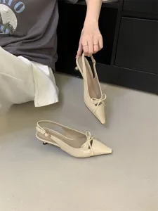 Zapatos slingback de punta nude con lazo coqueto, tacón fino elegante para look chic.