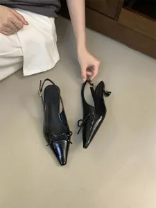 Zapatos slingback negros de tacón bajo con punta fina y lazo elegante para mujer