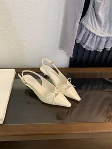 Elegantes zapatos destalonados de punta con lazo, diseño de tacón bajo chic para mujer.