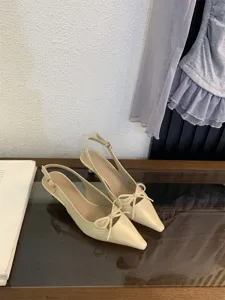 Elegantes zapatos slingback nude de tacón bajo con punta afilada y lazo mujer detalle.