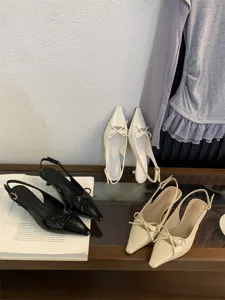 Elegantes zapatos slingback de punta con lazos bonitos, ideales para faldas y vestidos.