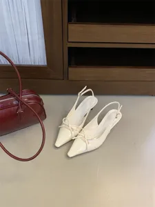 Zapatos de tacón destalonados en beige con punta y lazo dulce, calzado elegante de mujer.