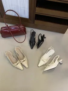 Elegantes zapatos slingback de tacón bajo con punta puntiaguda y lazo para mujeres, calzado chic.