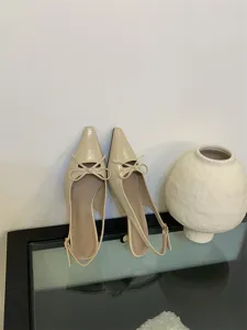 Zapatos de tacón slingback puntiagudos en beige para mujer con lazo elegante tacón fino