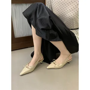 Zapatos slingback nude de tacón bajo con lazo para mujer, elegantes zapatos de salón chic.