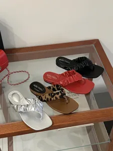 Bequeme flache Zehentrenner Sandalen für Damen Sommer Strandmode stilvolles Schuhwerk Detail