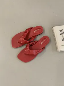 Rote flache Zehentrenner Sandalen für Damen mit gerafftem Riemen und quadratischer Spitze für Sommer.