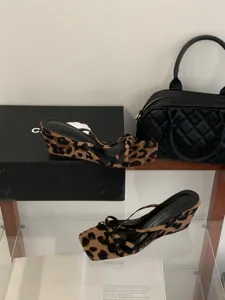 Sandales compensées léopard à bout carré et brides fines pour femme, mules chic d'été élégantes.