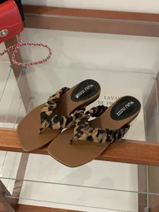2026 Sommer Neue Flache Zehentrenner Bequeme Badeschuhe Leo Print Strand Sandalen