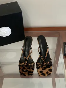 Sandales mules bout carré et brides fines, imprimé léopard chic, parfaites pour la ville et l'été.