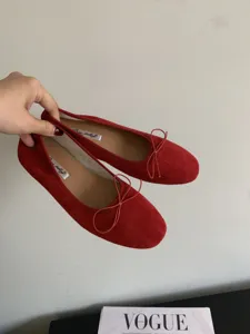 Bailarinas rojas de ante para mujer con elegante lazo fino y suela plana muy cómoda.