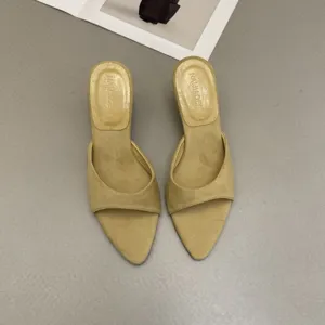 Detailansicht spitz zulaufende Pantoletten mit Blockabsatz in Khaki Wildleder, elegante Schuhe.