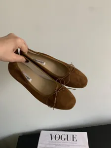 Zapatos planos de mujer de ante retro bailarinas marrones con lazo estilo vintage casual