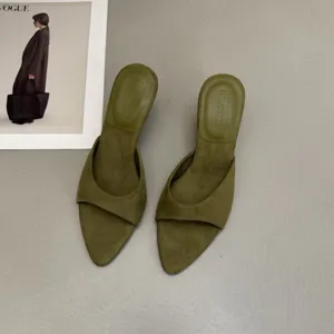 Olivgrüne Pantoletten mit spitzer Kappe und Kitten-Heel, Wildleder-Optik, elegante Sommerschuhe.