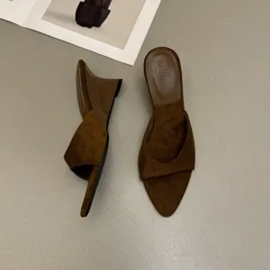 Damen braune spitz zulaufende Keilabsatz Pantoletten, elegante französische Wildleder Sandalen.