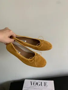 Zapatos planos de ante amarillo para mujer con lazo, calzado retro cómodo y elegante.