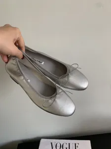 Bailarinas planas metálicas plateadas para mujer con lazo, zapatos planos elegantes.