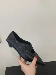 Zapatos planos de mujer negros con punta, estilo retro diario casual vista detalle.