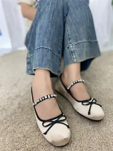 Eleganti scarpe Mary Jane in raso da donna con cinturino in strass brillanti e fiocco nero.