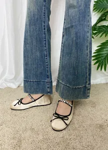 Scarpe basse Mary Jane in raso elegante con cinturino in cristallo e classico fiocco nero.