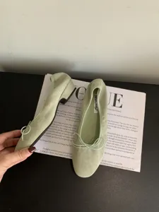 Bailarinas de ante para mujer con un lazo delicado, zapatos planos y muy cómodos.