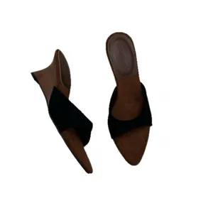 Französische schicke spitze Pantoletten mit Keilabsatz für Damen, elegante Sommersandalen.