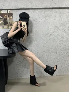 Retro minimalist casual women sandals summer new commuting belt buckle Roman wedge sandals detail