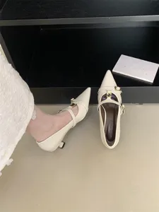 Detailed view of pointed-toe kitten heel pumps, elegant retro slip-on dress shoes.