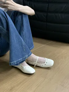 Damen flache Mary Jane Schuhe weiße hohle Freizeitschuhe mit Knöchelriemen für Frühling.