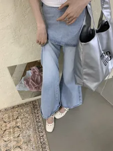 Detailaufnahme der ausgeschnittenen weißen französischen Mary Jane flachen Schuhe mit Riemen.