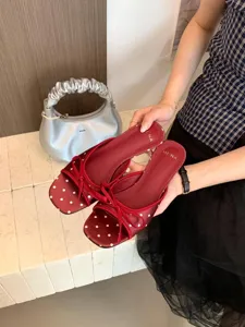 Elegantes sandalias rojas de lunares con punta cuadrada, tacón bajo y bonito lazo decorativo.