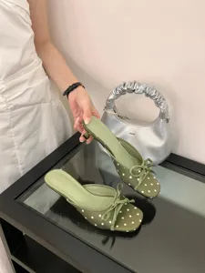 Chic tacones de gatito de lunares verdes con lazo punta cuadrada sandalias mujer verano.