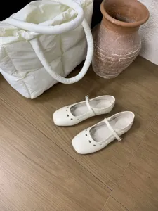 Schicke flache Mary Jane Schuhe mit feinen Ausschnitten und Knöchelriemen für den Alltag.