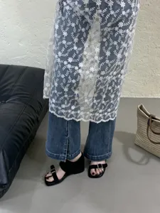 Vista dettagliata dei sandali romani con plateau casual e retrò da donna con fibbia.