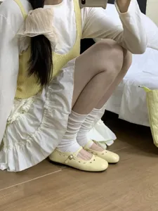 Nahaufnahme von Damen Cutout flachen Mary Jane Schuhen mit Riemen und weißen Socken.