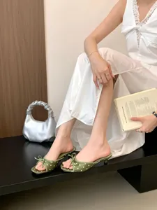Sandalias de tacón de gatito con lunares verdes y lazo para mujeres verano.