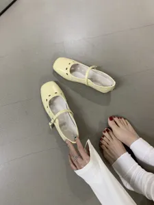 Damen flache französische Mary Jane Schuhe hellgelb Lochmuster Halbschuhe Detail