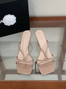 Mules élégantes à talons hauts et bout carré, sandales vernies pour femmes chics.