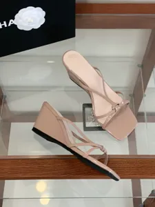 Sandales compensées à talons compensés et bouts carrés, brides fines, vue détaillée.
