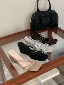Sandales compensees a bout carre et brides fines vue de detail, chaussures elegantes et mode.
