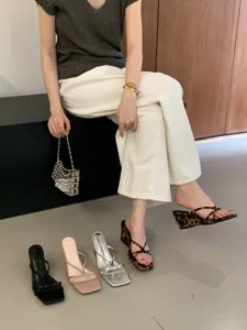 Sandales compensées à bout carré et brides fines, élégantes mules pour femmes d'été.