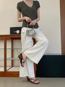 Sandales compensées léopard avec bout carré chic et brides délicates pour un look élégant.