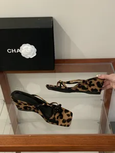Sandale compensee imprime leopard detail, brides fines elegantes pour ete style.